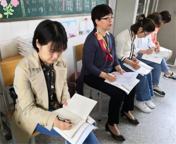 最专业的股票配资公司 意外！学校只有10个教学班，而几乎所有的班主任还都兼着中层