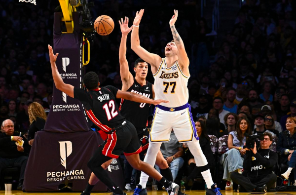 配资盘官网最新信息 不防守的比赛，湖人赢球有秘诀，雷迪克及时修正，冲到西部第3了