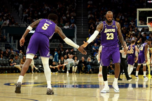 线上股票配资网站 詹姆斯：我们不会就这么忘记东契奇里夫斯 整个赛季都在围绕他们